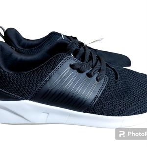 New The Childrens Place Size 6 Youth Black Tennis Shoes